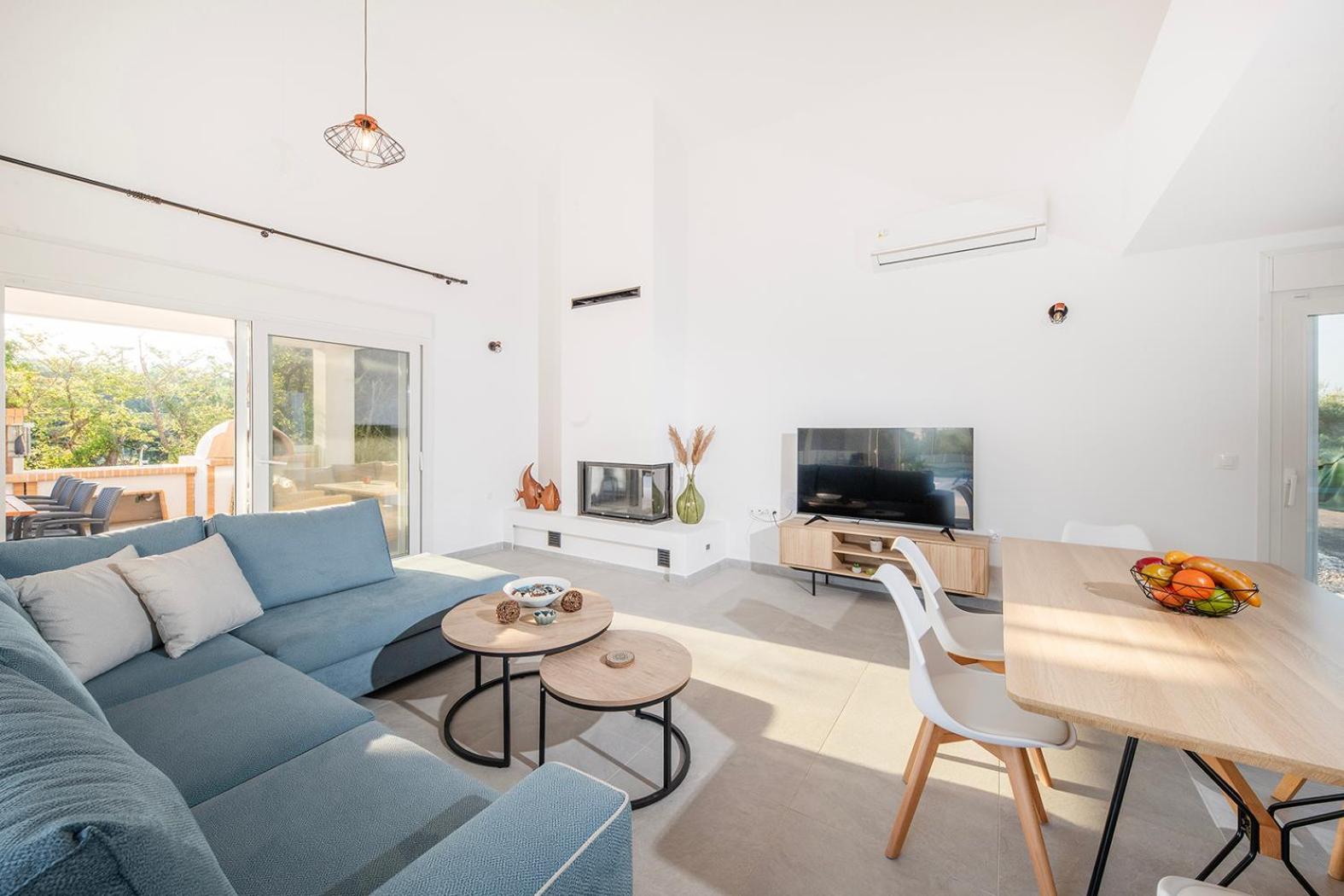 Ami, Roda, Corfu: 10 Guests, Heated Pool, Private Mini Golf, Pool Table & More!! Villa