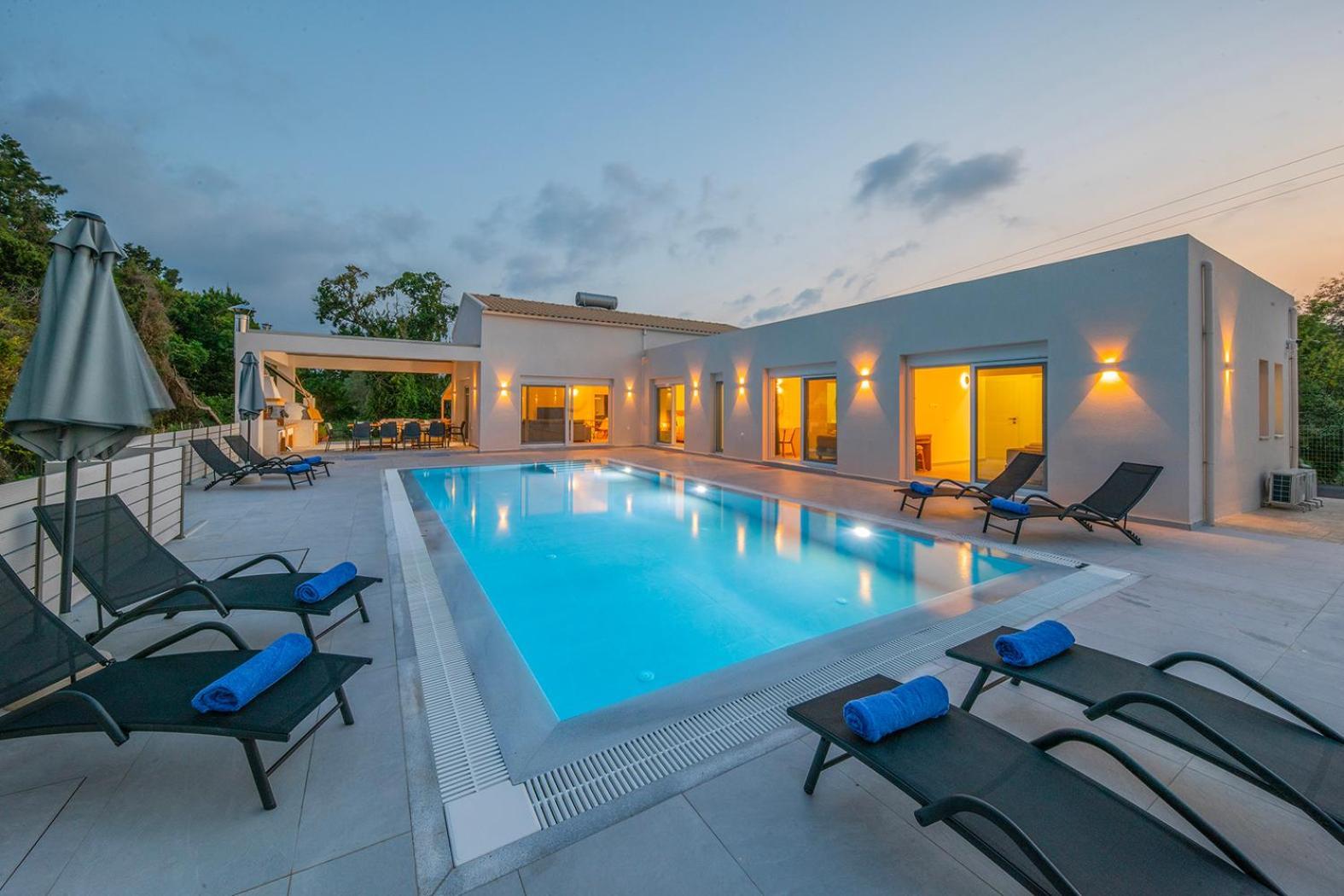 Ami, Roda, Corfu: 10 Guests, Heated Pool, Private Mini Golf, Pool Table & More!!
