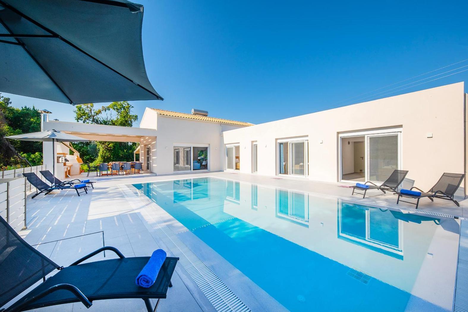 Ami, Roda, Corfu: 10 Guests, Heated Pool, Private Mini Golf, Pool Table & More!! Villa *