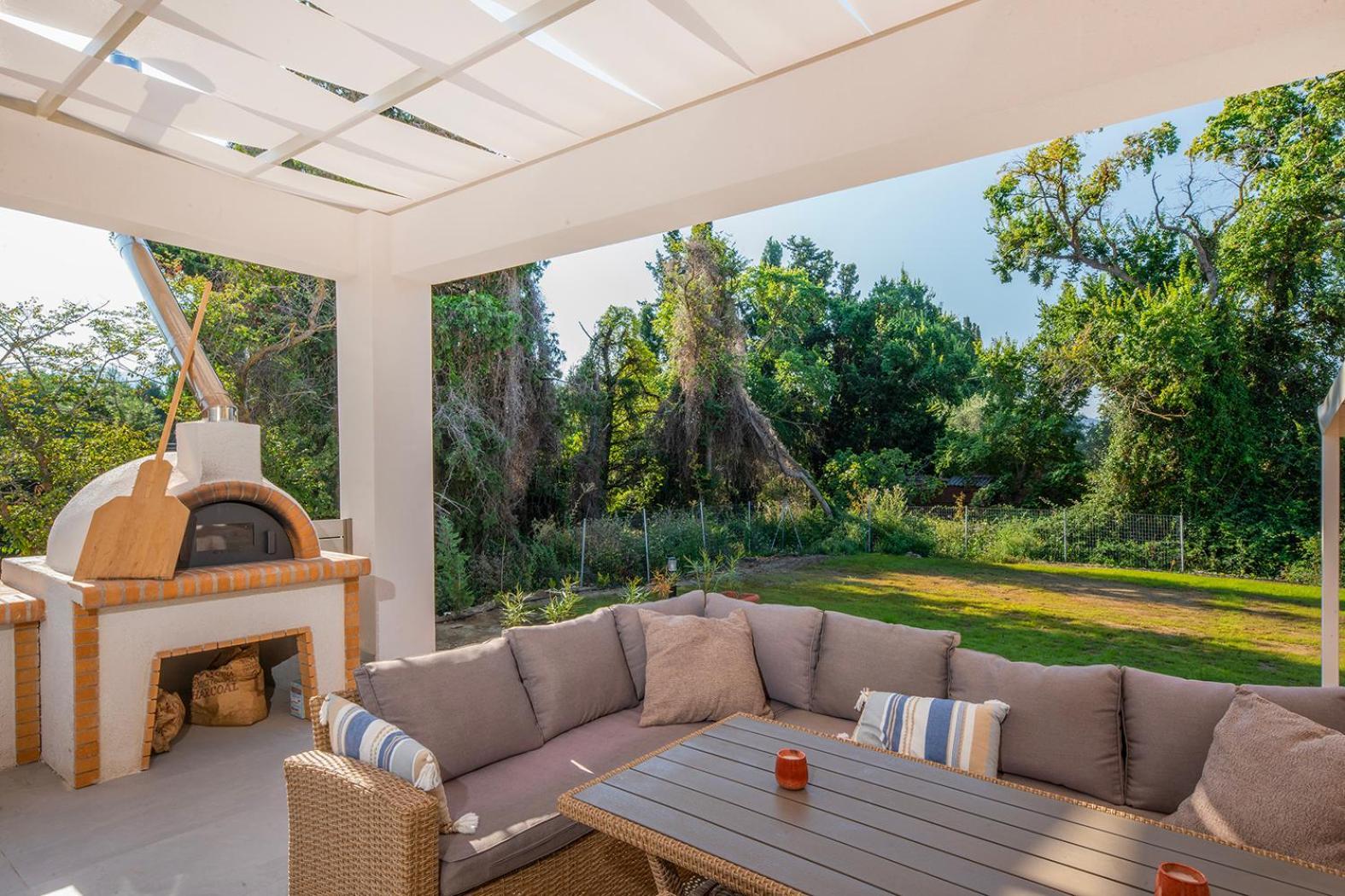 Villa Ami, Roda, Corfu: 10 Guests, Heated Pool, Private Mini Golf, Pool Table & More!! Roda (Corfu)