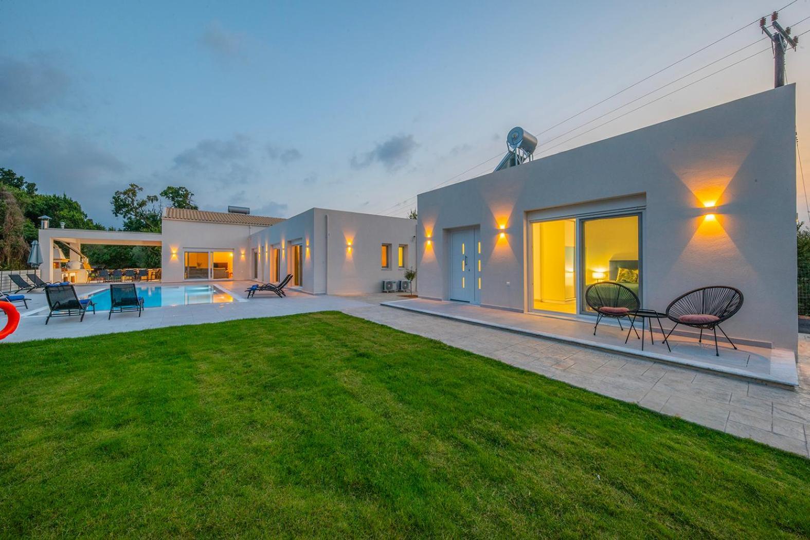 Ami, Roda, Corfu: 10 Guests, Heated Pool, Private Mini Golf, Pool Table & More!! *